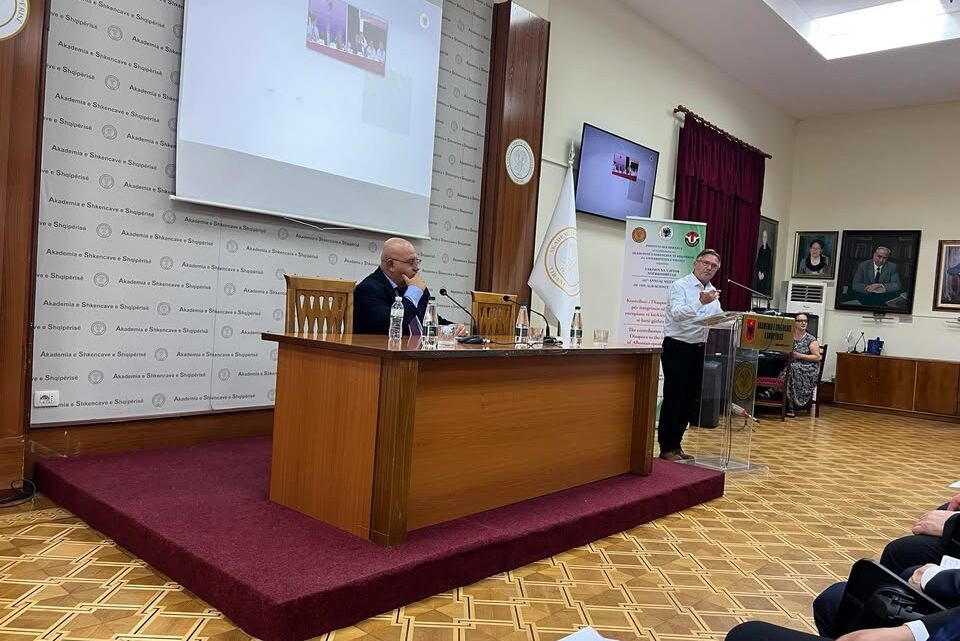 Po ndodh tash Takimi XX i Institutit Alb-Shkenca…